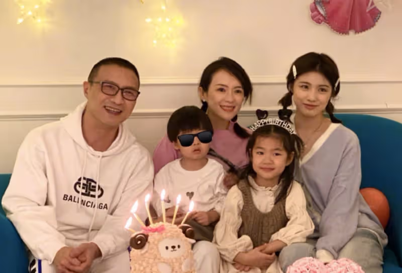 汪峰二女兒罕見曝光,和爸爸逛商場眉清目秀,3個女兒3個媽曾引熱議