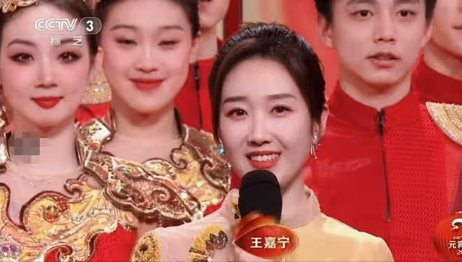 四大衛視元宵晚會主持人對比,科技臉和天然臉的差距一下就出來了