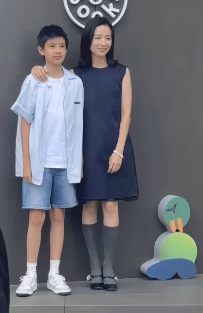 董潔與前夫和解後首現身,14歲頂頂和媽媽同行,被喊話要努力長個