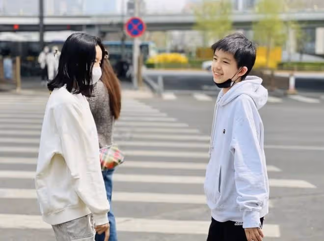 董潔與前夫和解後首現身,14歲頂頂和媽媽同行,被喊話要努力長個