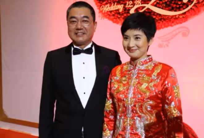 知名演員董勇拍戲受傷,躺病床膝蓋扎針直呼很疼,54歲已滿頭白髮