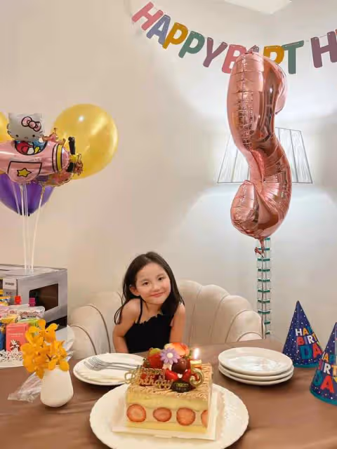 秦漢孫女5歲生日,與家人酒店開派對慶祝太開心,五官精緻像爺爺