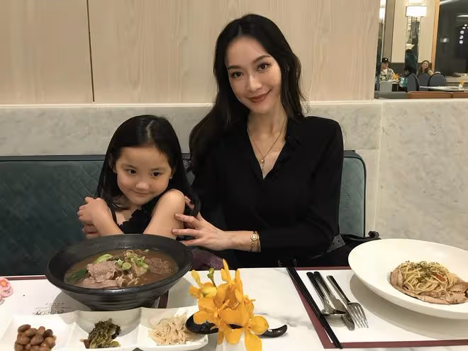 秦漢孫女5歲生日,與家人酒店開派對慶祝太開心,五官精緻像爺爺