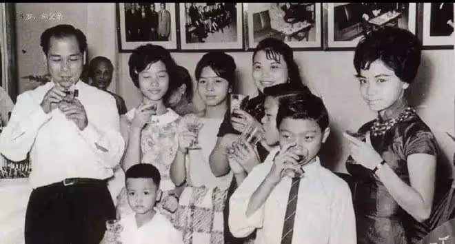 唐鶴德獨自慶64歲生日,孤單又冷清,曬的照片讓人淚目