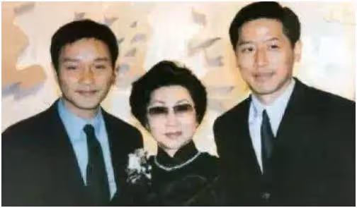 唐鶴德獨自慶64歲生日,孤單又冷清,曬的照片讓人淚目