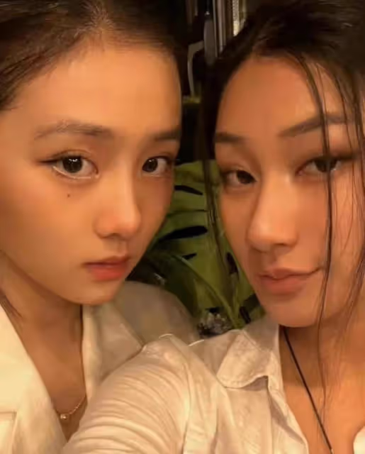 黃磊女兒黃多多曬美照惹爭議,網友罵其輕浮風塵,拍照姿勢太心機