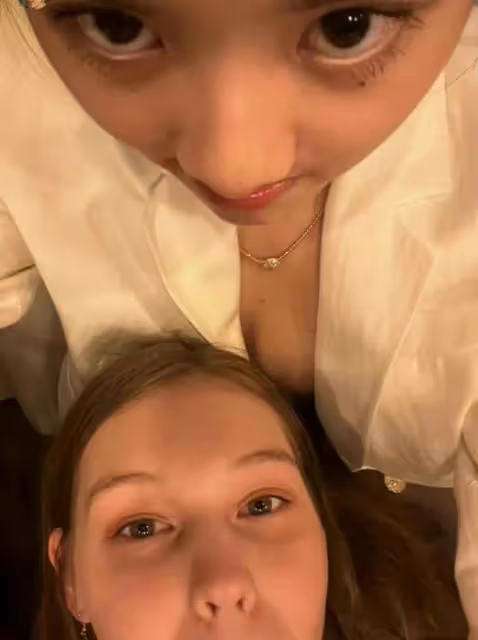 黃磊女兒黃多多曬美照惹爭議,網友罵其輕浮風塵,拍照姿勢太心機