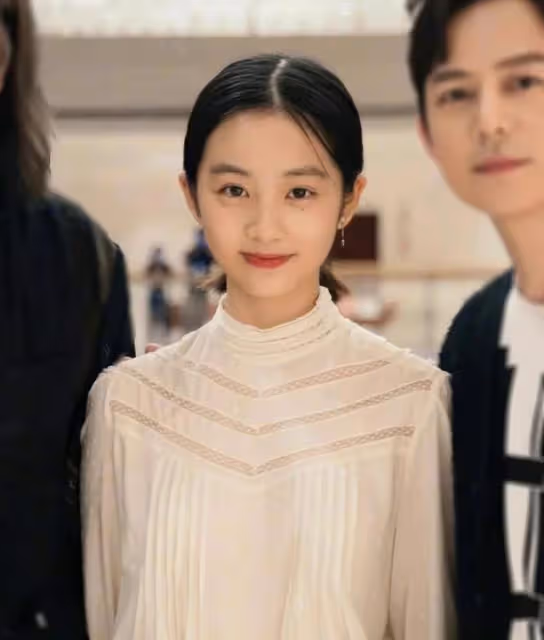 黃磊女兒黃多多曬美照惹爭議,網友罵其輕浮風塵,拍照姿勢太心機