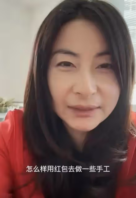 太節儉!郭晶晶帶女兒做手工,廢舊紅包做燈籠,手上廉價頭繩搶鏡