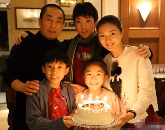 猛瓜來了!曝知名大導演私生活混亂,藝校當後宮,潛規則所有女主