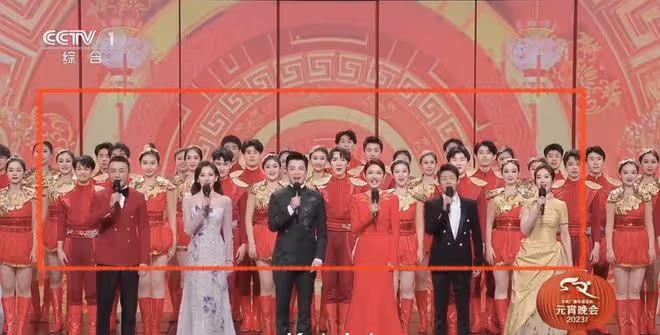 央視元宵晚會4大名場面:周深被人「踩」,希林娜依高鞋跟卡舞台