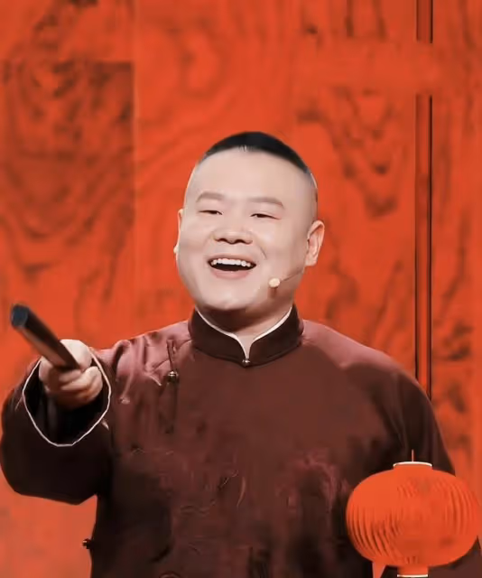央視元宵晚會4大名場面:周深被人「踩」,希林娜依高鞋跟卡舞台