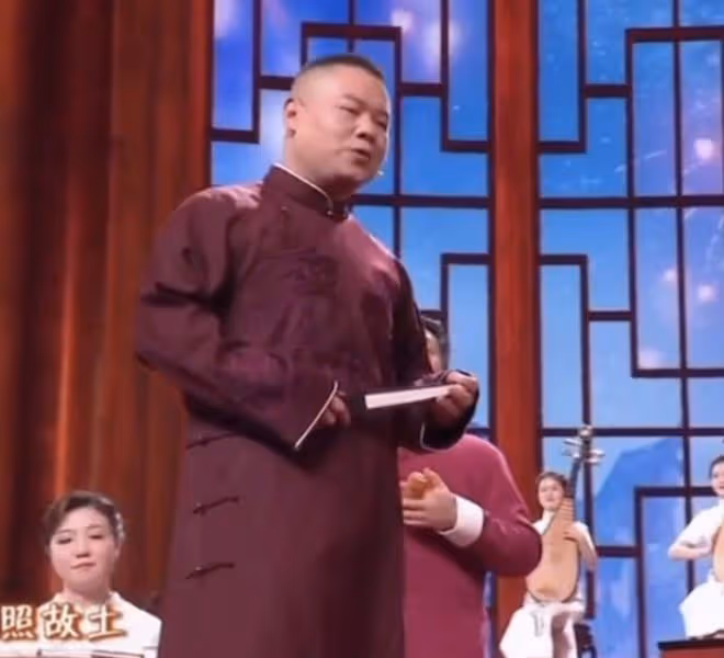 央視元宵晚會4大名場面:周深被人「踩」,希林娜依高鞋跟卡舞台