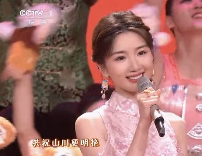 央視元宵晚會4大名場面:周深被人「踩」,希林娜依高鞋跟卡舞台