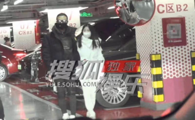汪峰帶女兒外出逛街!二女兒首次露面顏值高,酷似媽媽太漂亮