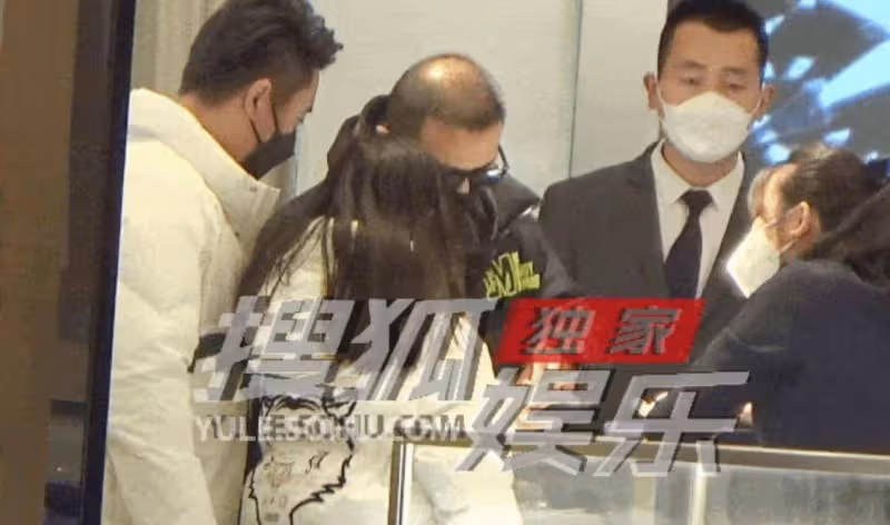 汪峰帶女兒外出逛街!二女兒首次露面顏值高,酷似媽媽太漂亮