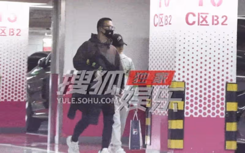 汪峰帶女兒外出逛街!二女兒首次露面顏值高,酷似媽媽太漂亮
