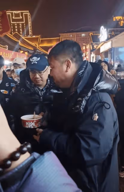 賈冰現身瀋陽夜市被偶遇，手拿飯盒吃小吃接地氣，遭圍堵笑容滿面