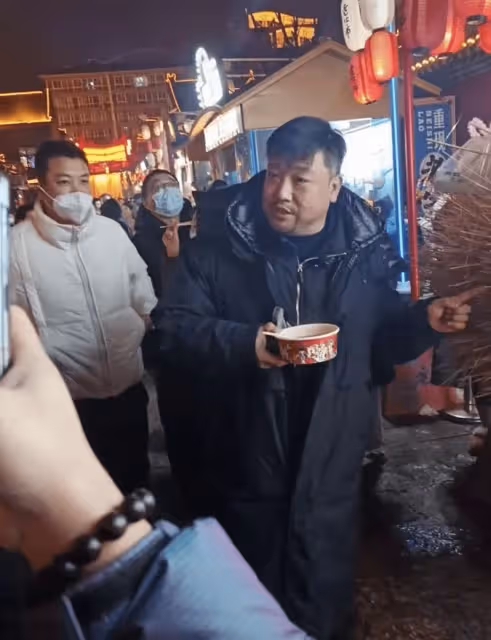 賈冰現身瀋陽夜市被偶遇，手拿飯盒吃小吃接地氣，遭圍堵笑容滿面