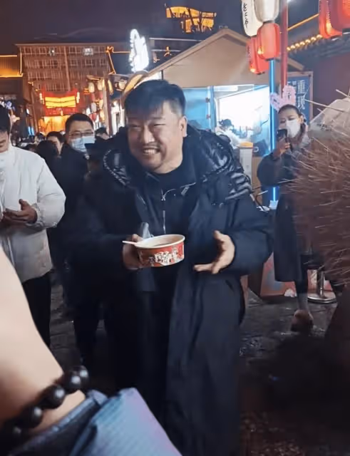 賈冰現身瀋陽夜市被偶遇，手拿飯盒吃小吃接地氣，遭圍堵笑容滿面