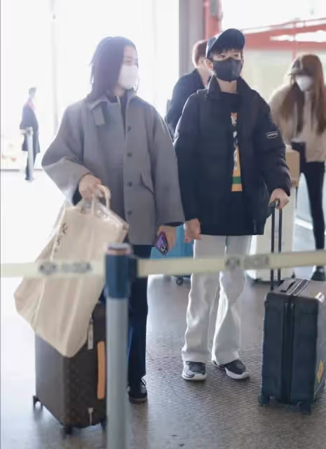 與潘粵明和解後董潔帶兒子首現身,兒子很陽光董潔卻蒼老讓人心疼