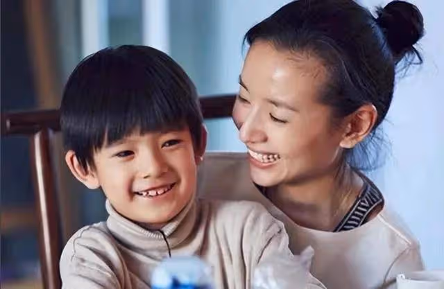 與潘粵明和解後董潔帶兒子首現身,兒子很陽光董潔卻蒼老讓人心疼