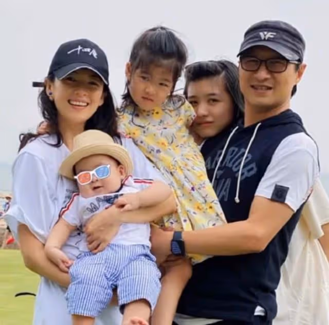 汪峰10歲二女兒罕見曝光,4段感情收穫4個孩子,17歲大女兒顏值高