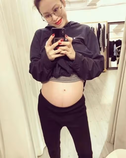 李燦森41歲妻子曬孕照引熱議!臨盆在即肚子不大,被指像吃飽一樣