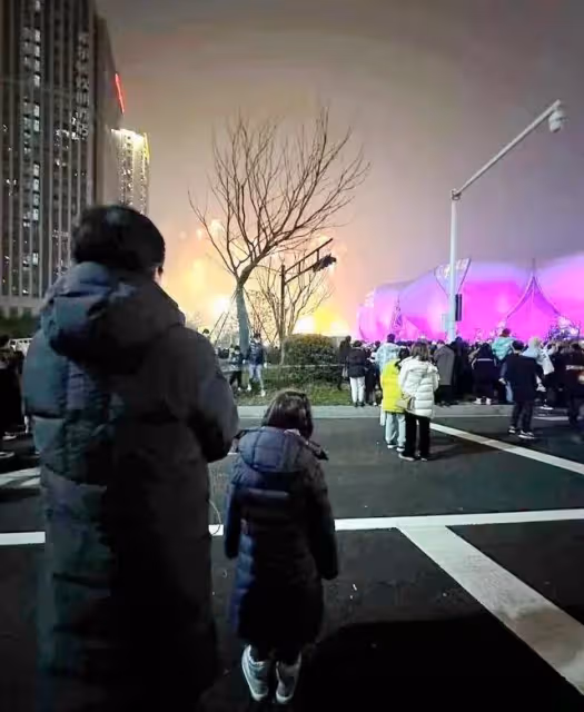 湯唯曬一家人合照杭州過元宵,全家同看戲曲,湯唯6歲女兒打耳洞