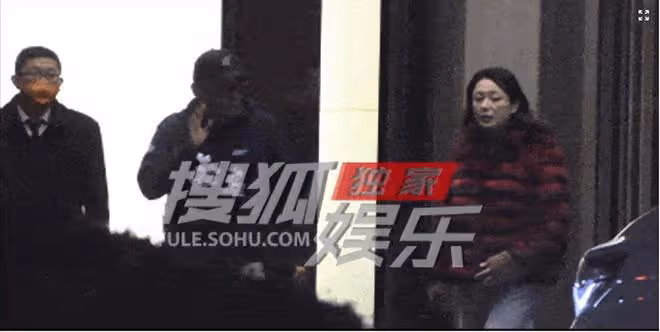 陳凱歌夫婦深夜會友,陳紅面部浮腫顯富態,陳凱歌頭髮花白接地氣