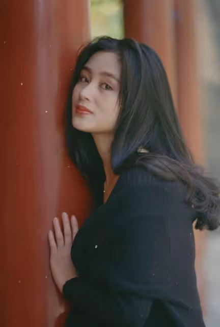 陳凱歌夫婦深夜會友,陳紅面部浮腫顯富態,陳凱歌頭髮花白接地氣