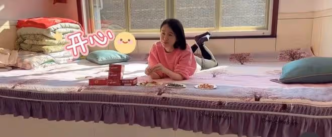 左小青農村過節!素顏躺炕上嗑瓜子接地氣,女兒顏值矚目長腿吸睛