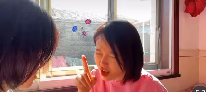 左小青農村過節!素顏躺炕上嗑瓜子接地氣,女兒顏值矚目長腿吸睛