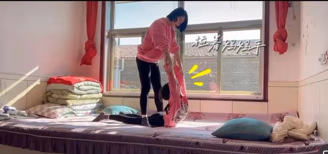 左小青農村過節!素顏躺炕上嗑瓜子接地氣,女兒顏值矚目長腿吸睛
