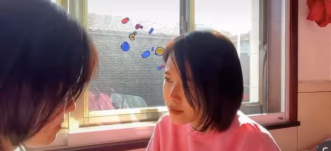 左小青農村過節!素顏躺炕上嗑瓜子接地氣,女兒顏值矚目長腿吸睛