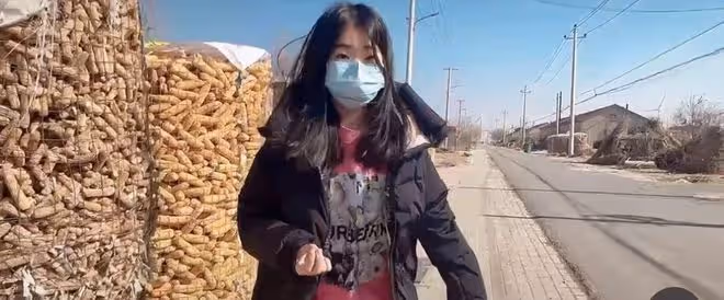 左小青農村過節!素顏躺炕上嗑瓜子接地氣,女兒顏值矚目長腿吸睛