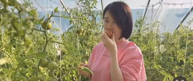 左小青農村過節!素顏躺炕上嗑瓜子接地氣,女兒顏值矚目長腿吸睛