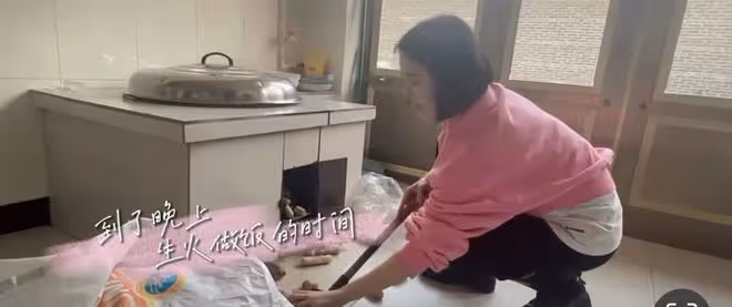 左小青農村過節!素顏躺炕上嗑瓜子接地氣,女兒顏值矚目長腿吸睛