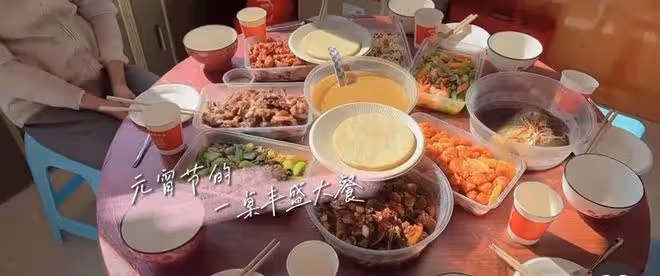 左小青農村過節!素顏躺炕上嗑瓜子接地氣,女兒顏值矚目長腿吸睛