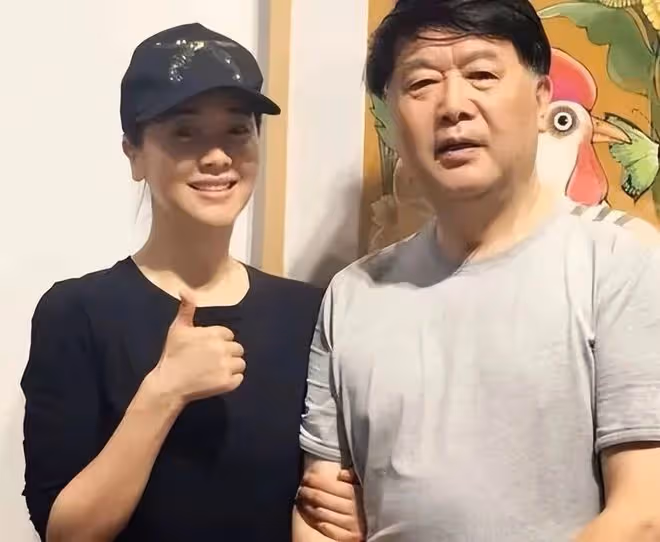左小青農村過節!素顏躺炕上嗑瓜子接地氣,女兒顏值矚目長腿吸睛