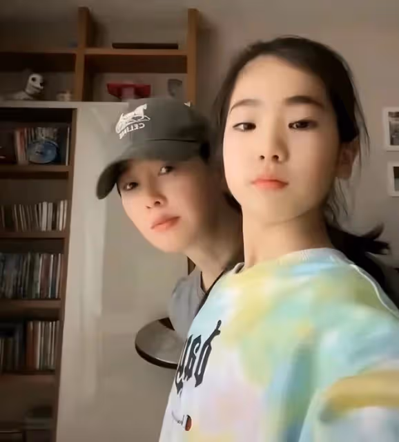 左小青農村過節!素顏躺炕上嗑瓜子接地氣,女兒顏值矚目長腿吸睛