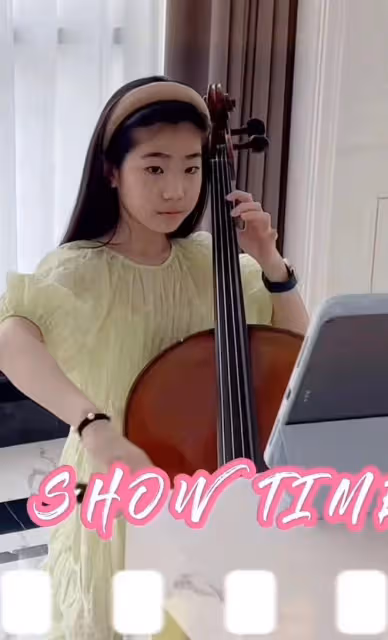 左小青農村過節!素顏躺炕上嗑瓜子接地氣,女兒顏值矚目長腿吸睛