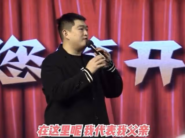 趙本山兒子繼承父業!已成劉老根大舞台總經理,鞠躬謝觀眾顯謙卑