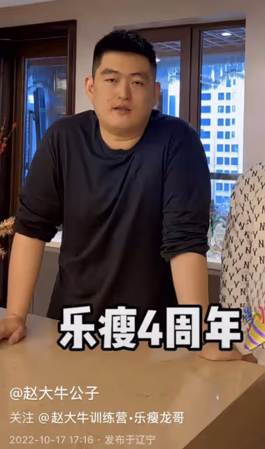 趙本山兒子繼承父業!已成劉老根大舞台總經理,鞠躬謝觀眾顯謙卑