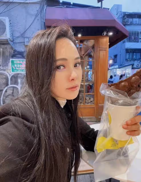 伊能靜兒子哈利疑似戀情曝光!與美女貼臉動作曖昧,對視眼神陶醉