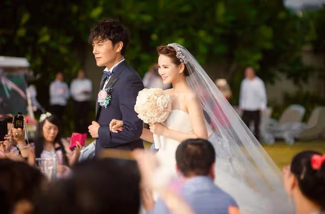 伊能靜兒子哈利疑似戀情曝光！與美女貼臉動作曖昧，對視眼神陶醉