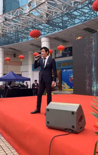 60歲羅嘉良內地商演撈金!身材暴瘦撞臉范志毅,被曝一首歌10萬元
