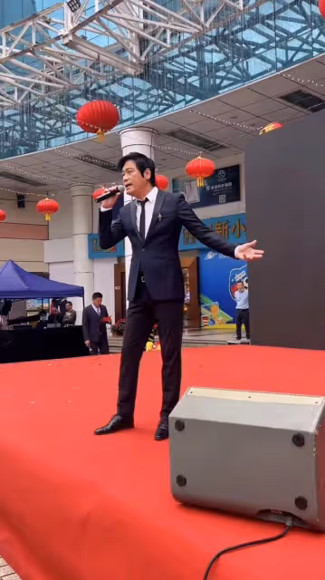 60歲羅嘉良內地商演撈金！身材暴瘦撞臉范志毅，被曝一首歌10萬元