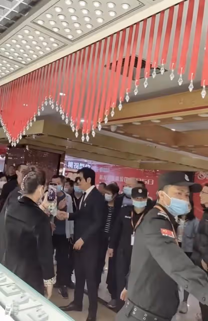60歲羅嘉良內地商演撈金！身材暴瘦撞臉范志毅，被曝一首歌10萬元