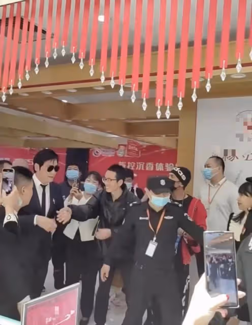 60歲羅嘉良內地商演撈金！身材暴瘦撞臉范志毅，被曝一首歌10萬元